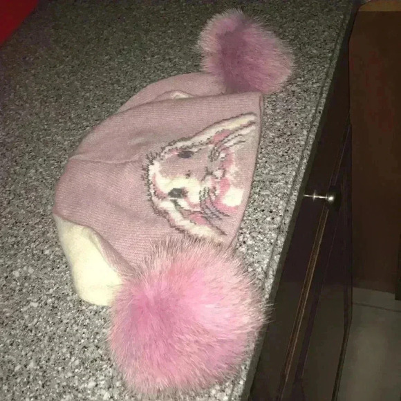 Women hat for winter super Kool worn once ✅✅ - Picture 2 of 8